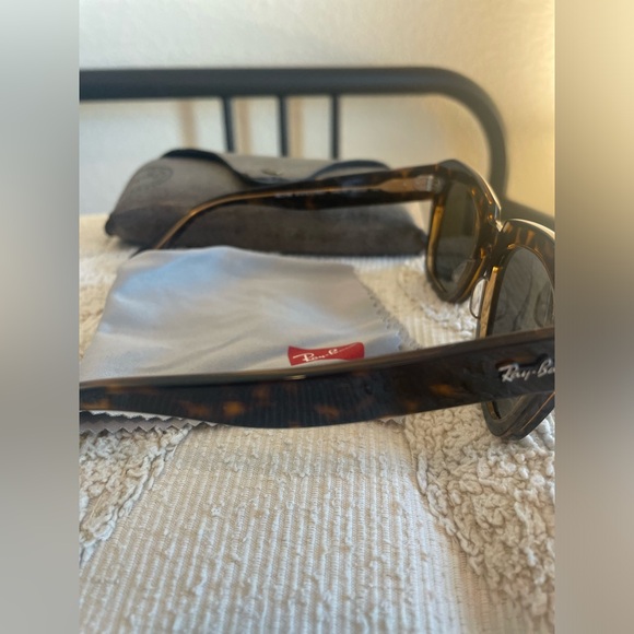 Ray-Ban Sunglasses (Unisex) - Picture 2 of 4
